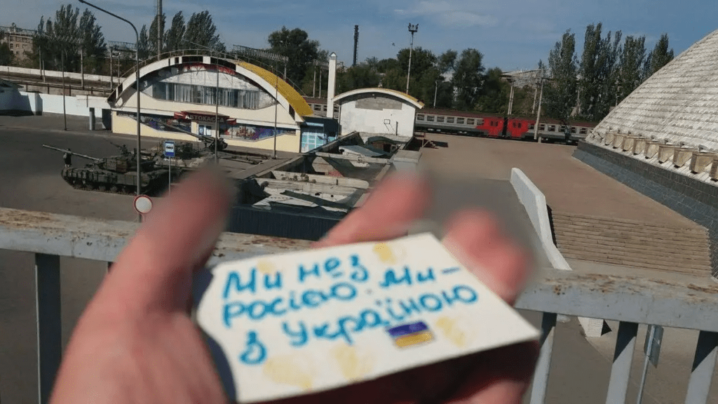 Луганські партизани сфотографували символ спротиву на фоні залізничного вокзалу та танків