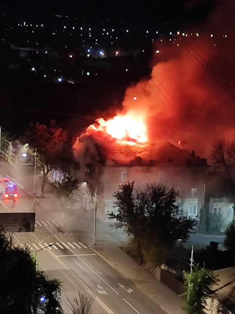 В окупованому Луганську горить будинок в історичному центрі