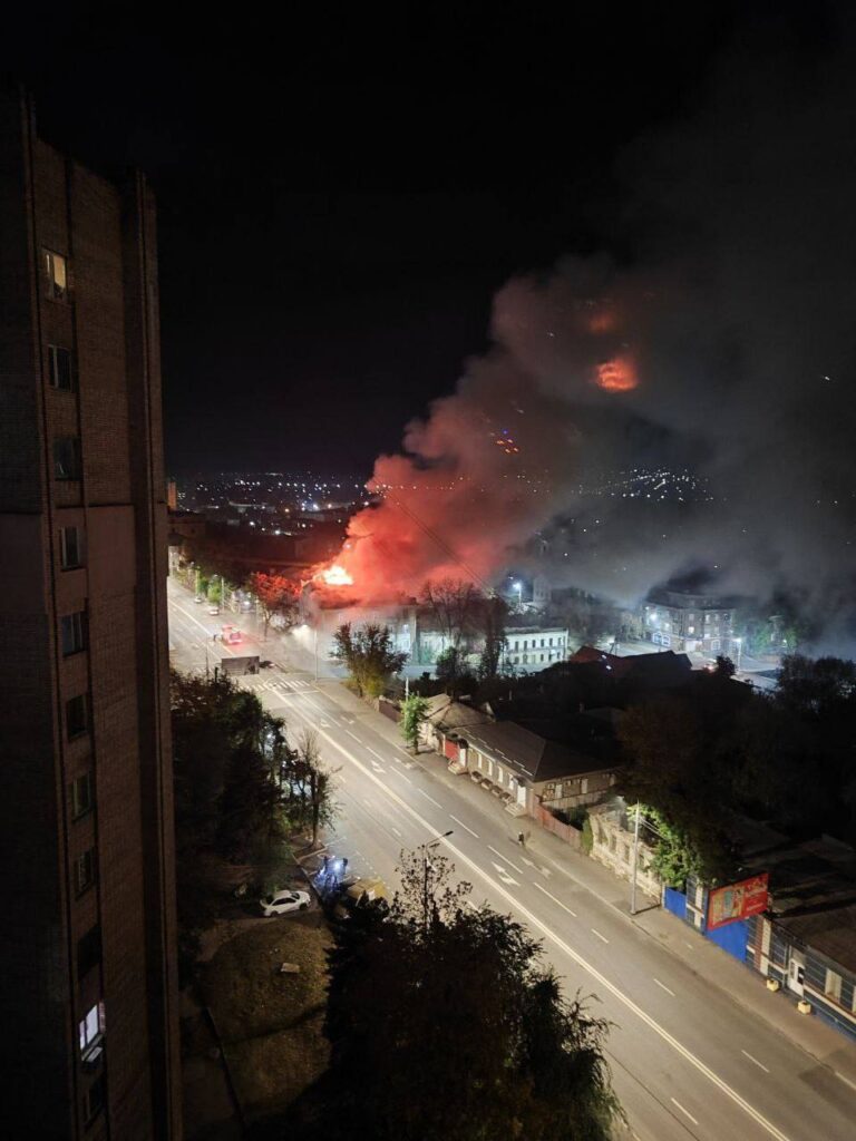 В окупованому Луганську горить будинок в історичному центрі
