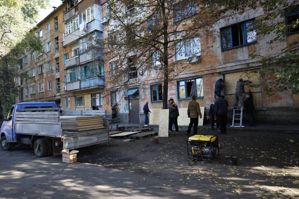 Рятувальники ліквідували пожежі, що спалахнули внаслідок ворожої атаки у Шахтарському: фото