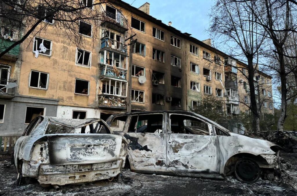 Рятувальники ліквідували пожежі, що спалахнули внаслідок ворожої атаки у Шахтарському: фото