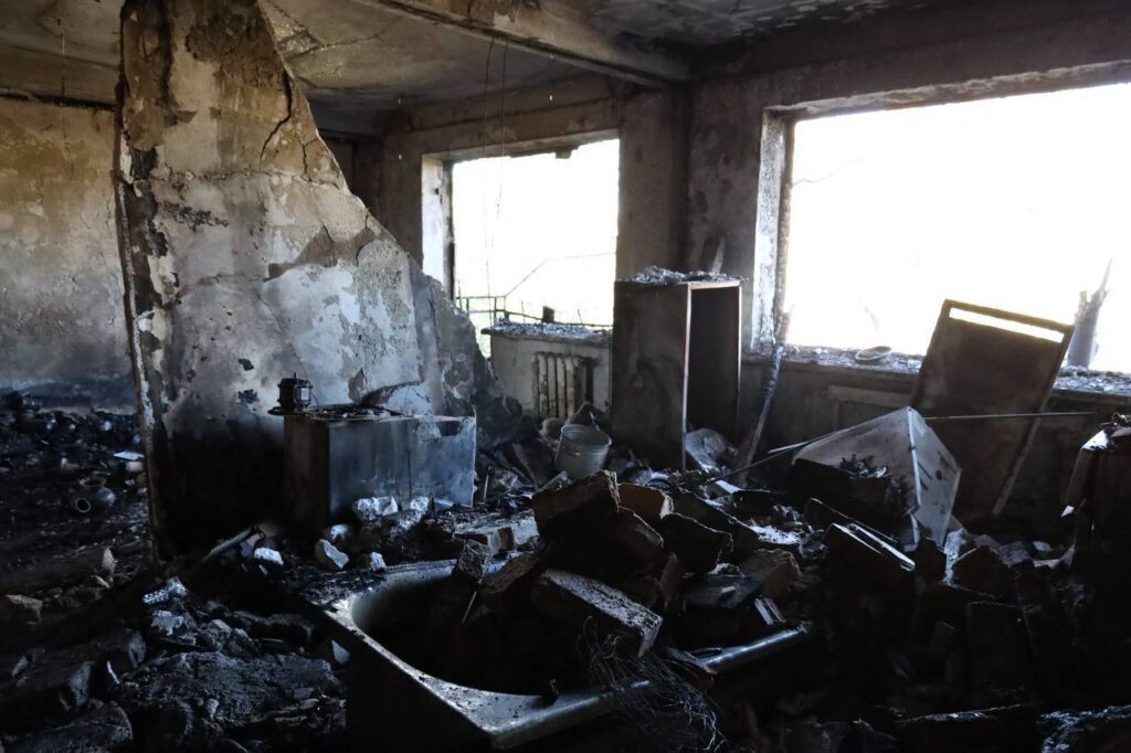 Рятувальники ліквідували пожежі, що спалахнули внаслідок ворожої атаки у Шахтарському: фото