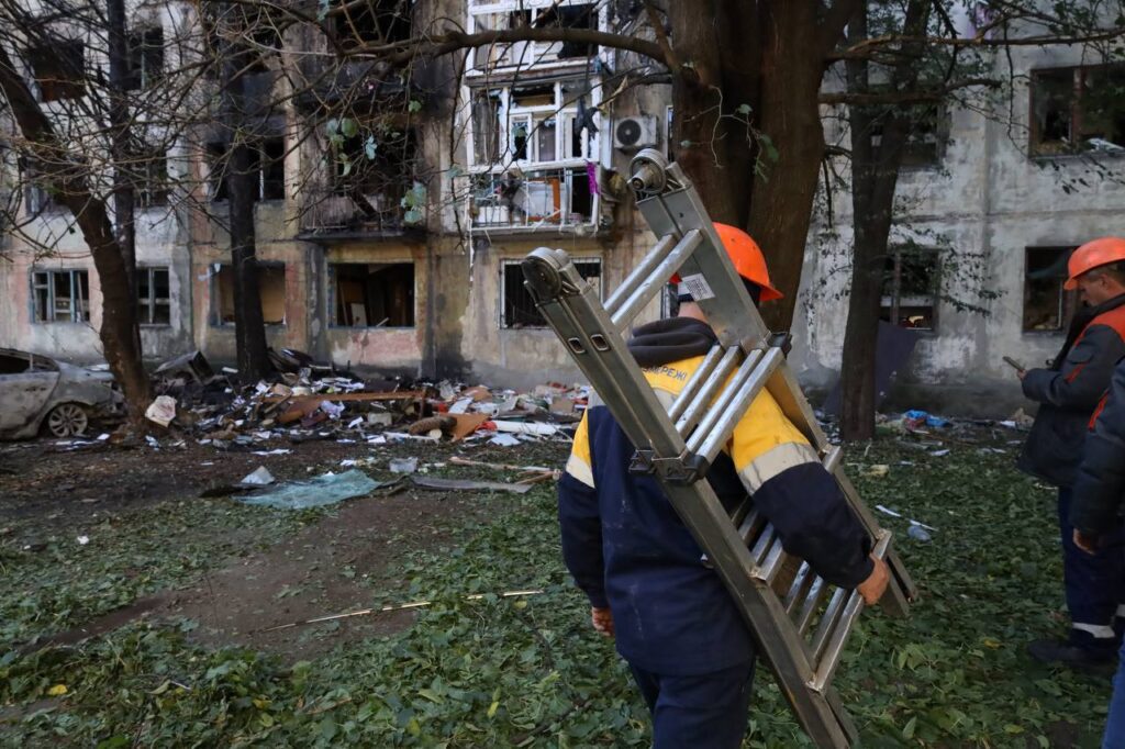 Рятувальники ліквідували пожежі, що спалахнули внаслідок ворожої атаки у Шахтарському: фото