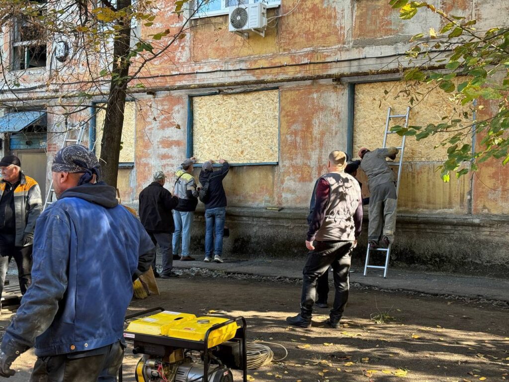 Рятувальники ліквідували пожежі, що спалахнули внаслідок ворожої атаки у Шахтарському: фото