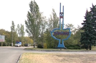 Жителям окупованого Харцизьска пропонують шукати вікна на смітниках