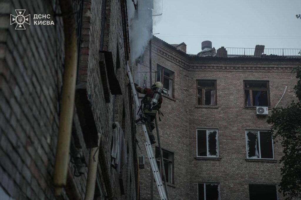 Нічна атака по Україні: рятувальники показали кадри ліквідації наслідків