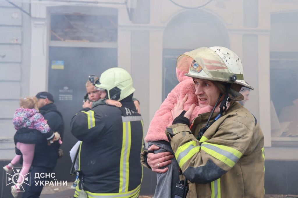 Нічна атака по Україні: рятувальники показали кадри ліквідації наслідків