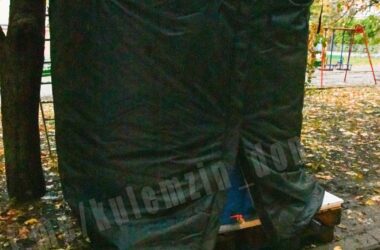 В окупованому Донецьку намагаються захистити діжки з водою перед холодами
