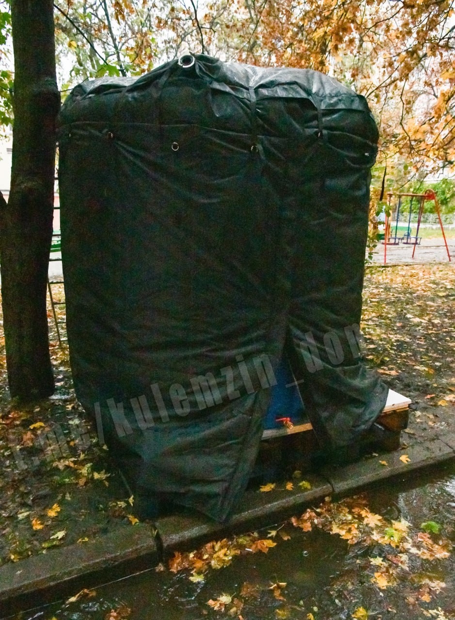 В окупованому Донецьку намагаються захистити діжки з водою перед холодами