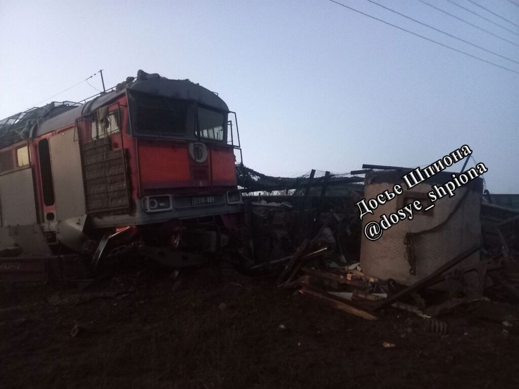 На Бердянському напрямку через підрив залізничної колії зійшов з рейок потяг: опубліковані фото