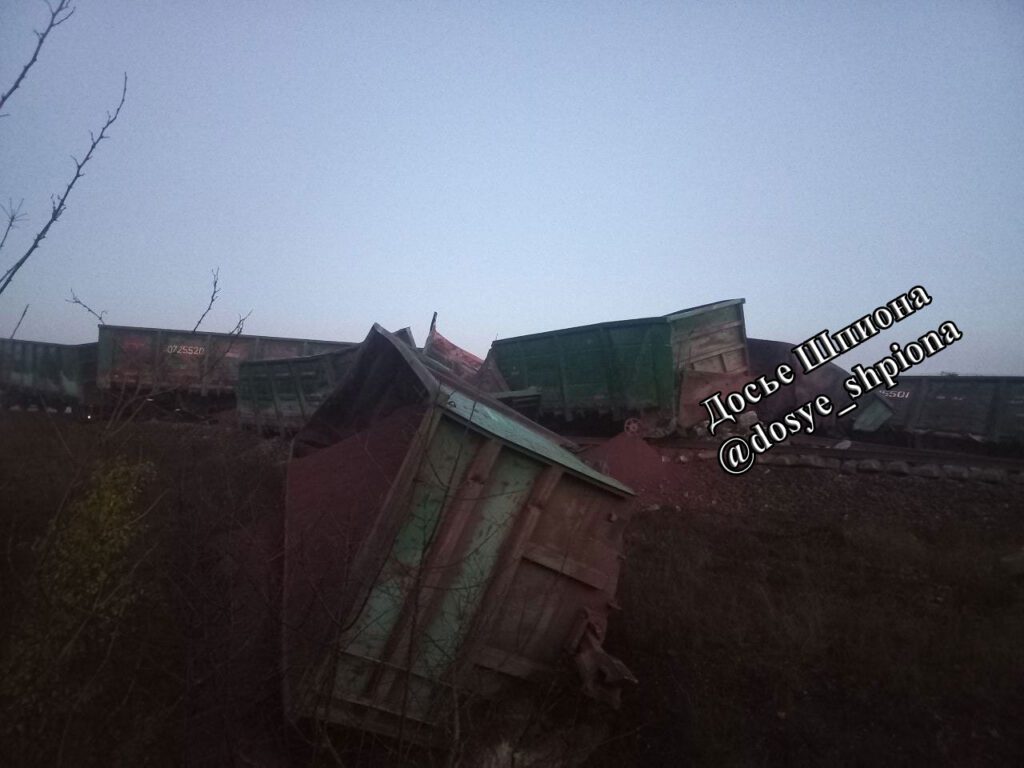 На Бердянському напрямку через підрив залізничної колії зійшов з рейок потяг: опубліковані фото