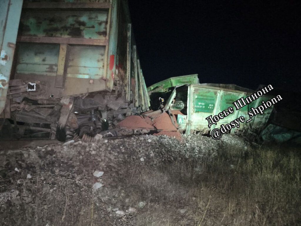 На Бердянському напрямку через підрив залізничної колії зійшов з рейок потяг: опубліковані фото