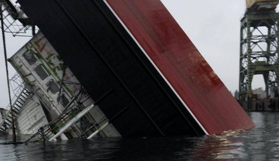 У мережі показали кадри падіння плавучого крану у Севастополі, де загинули двоє людей