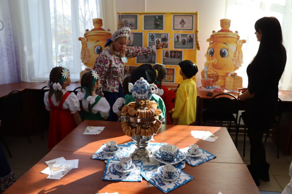 У дитсадках Кадіївки дітей вдягали в сарафани та косоворотки й вчили грати на ложках. Опубліковані фото