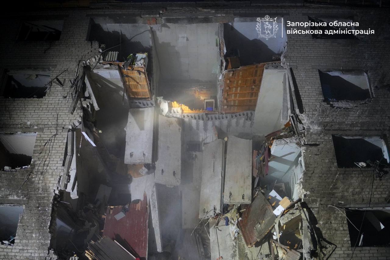 Вночі окупанти атакували Запоріжжя: з-під завалів дістали два тіла