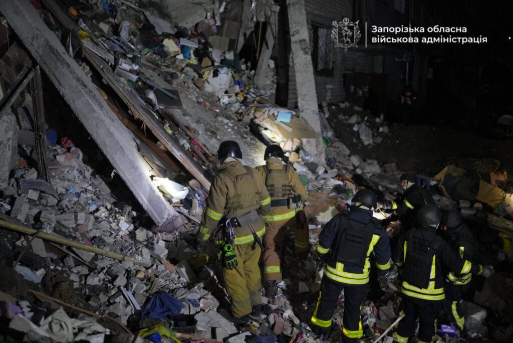 Вночі окупанти атакували Запоріжжя: з-під завалів дістали два тіла
