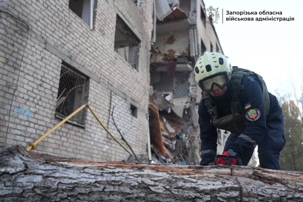 Вночі окупанти атакували Запоріжжя: з-під завалів дістали два тіла