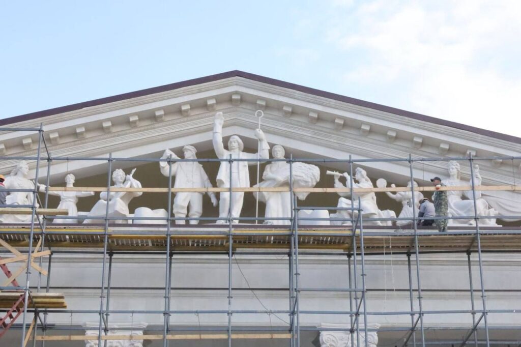 Окупанти показали, як зараз виглядає драмтеатр у Маріуполі