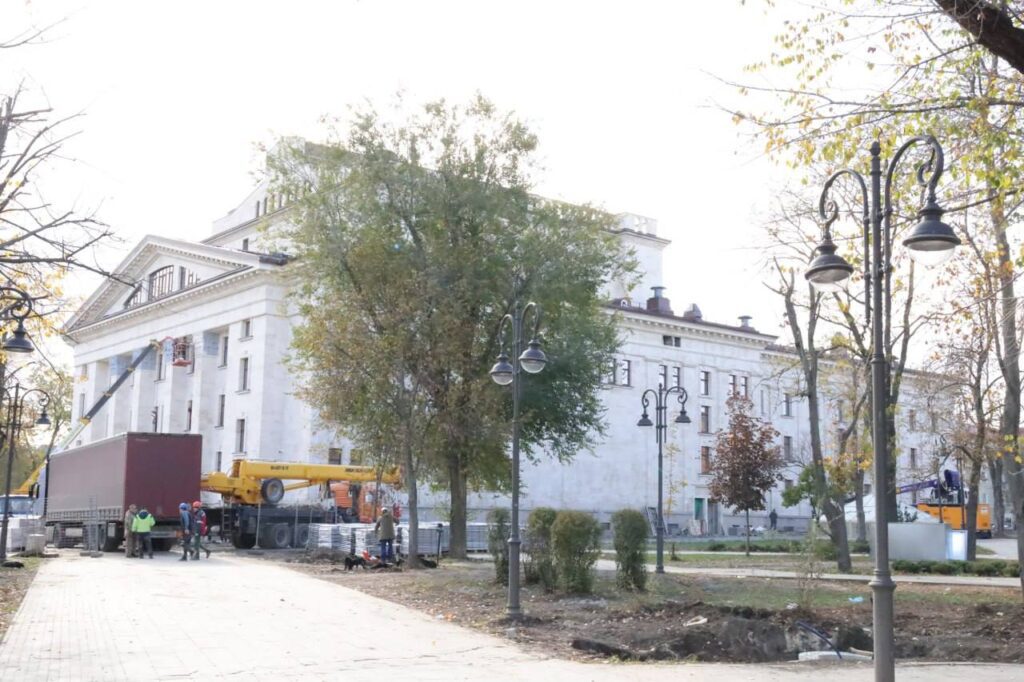 Окупанти показали, як зараз виглядає драмтеатр у Маріуполі