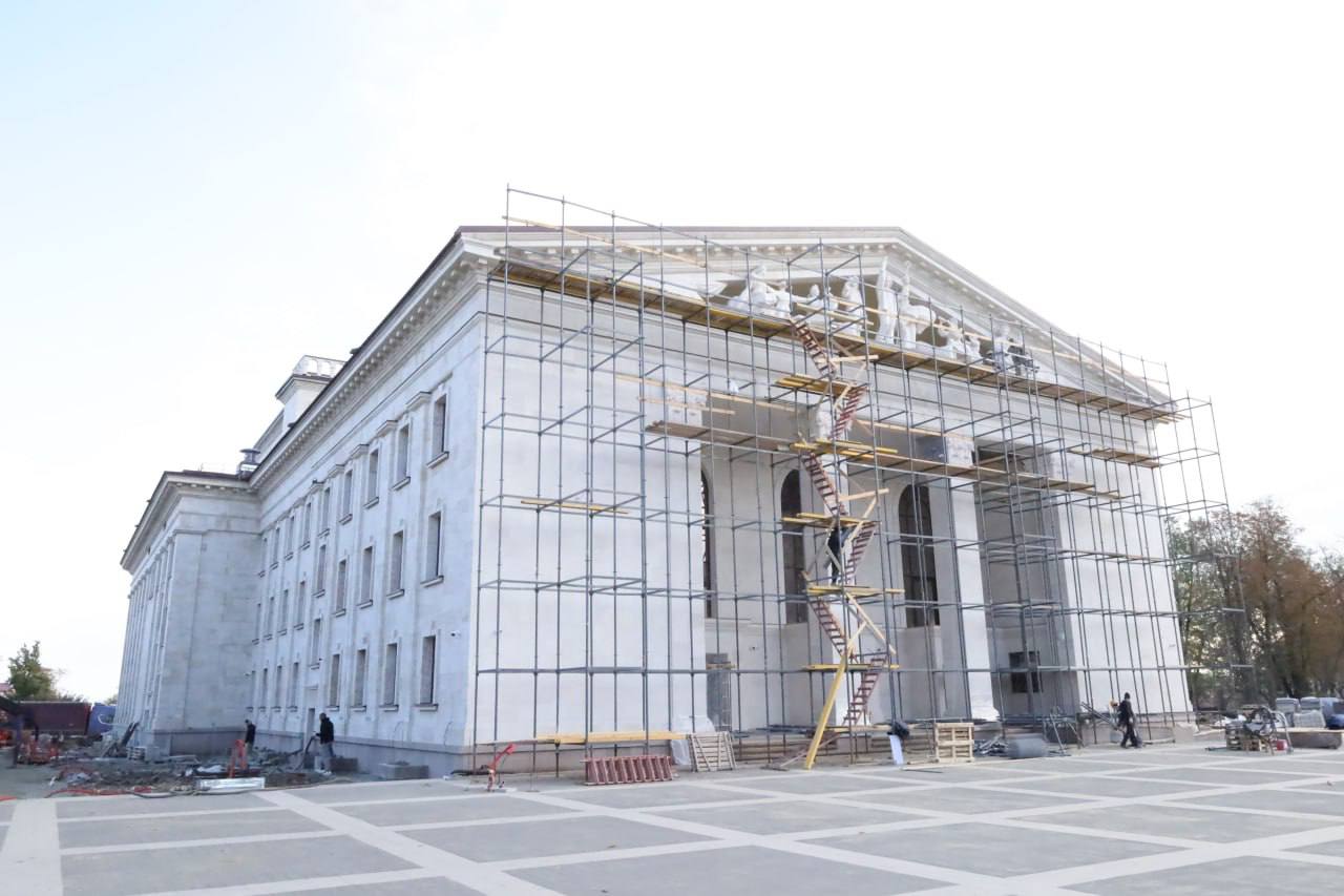 Окупанти показали, як зараз виглядає драмтеатр у Маріуполі