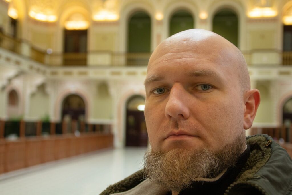 “Прошита біографія трамвайним полотном”: як робітник маріупольського заводу став поетом