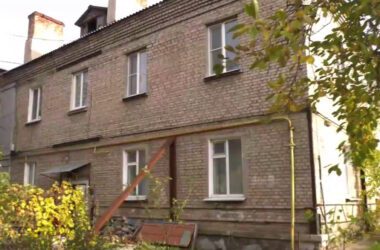 “Вода стояла у підвалі майже місяць”: жителі окупованого Луганська невдоволені станом під’їзду