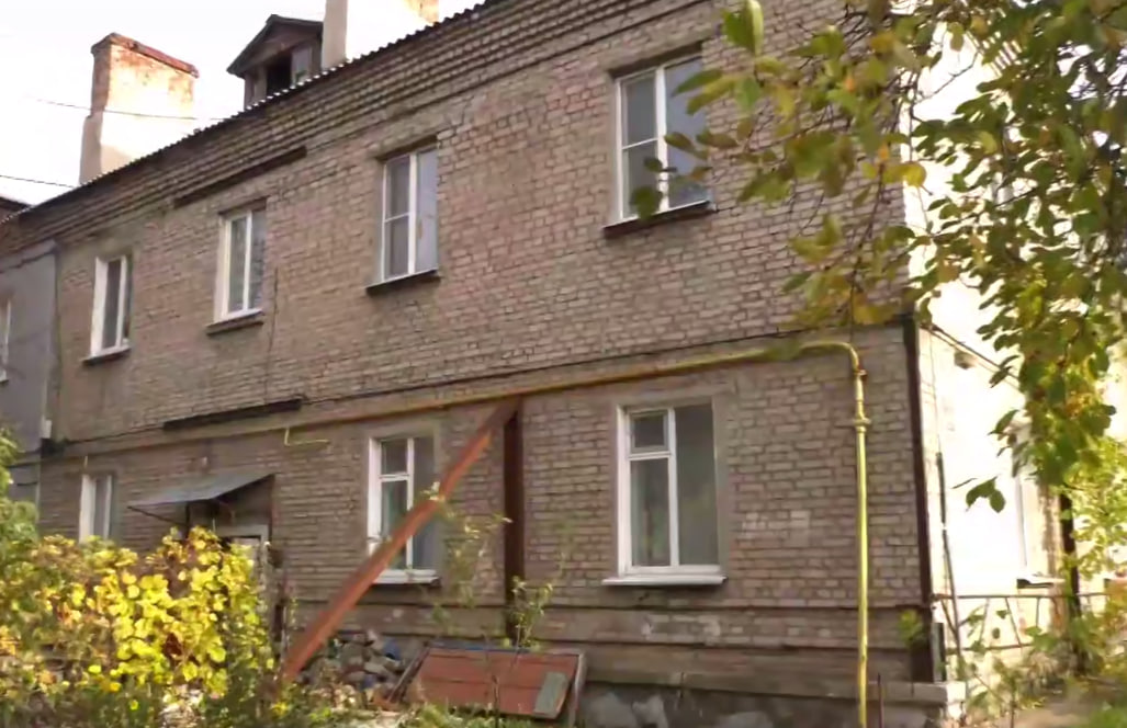 “Вода стояла у підвалі майже місяць”: жителі окупованого Луганська невдоволені станом під’їзду