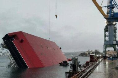 У Севастополі перекинувся плавучий кран росіян. Загинули дві людини, є постраждалі