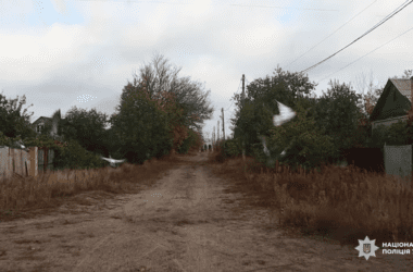 Під час російських обстрілів літнє подружжя пішки пройшло від Торського до Лимана, щоб евакуюватися