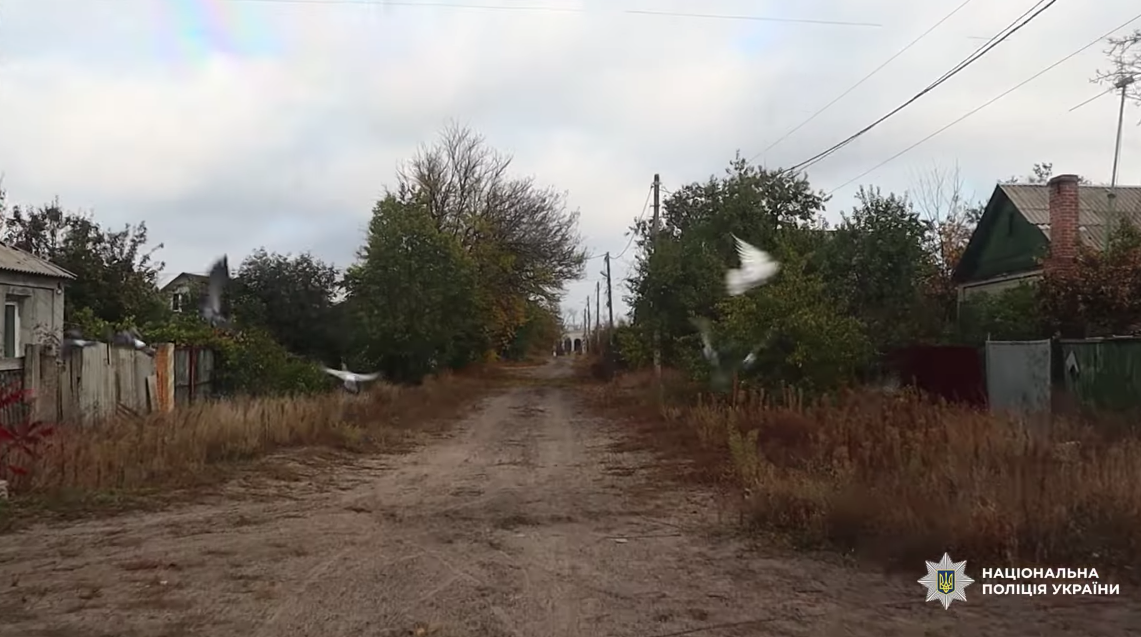 Під час російських обстрілів літнє подружжя пішки пройшло від Торського до Лимана, щоб евакуюватися