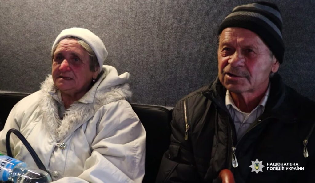 Під час російських обстрілів літнє подружжя пішки пройшло від Торського до Лимана, щоб евакуюватися