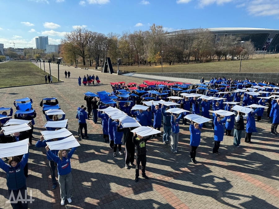 У Донецьку підлітків змусили розгорнути великий прапор РФ, щоб показати “підтримку” окупантам