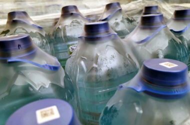 Росіяни похвалились, що сформували вже 120 “шкільних загонів” для доставки води на окупованій Донеччині