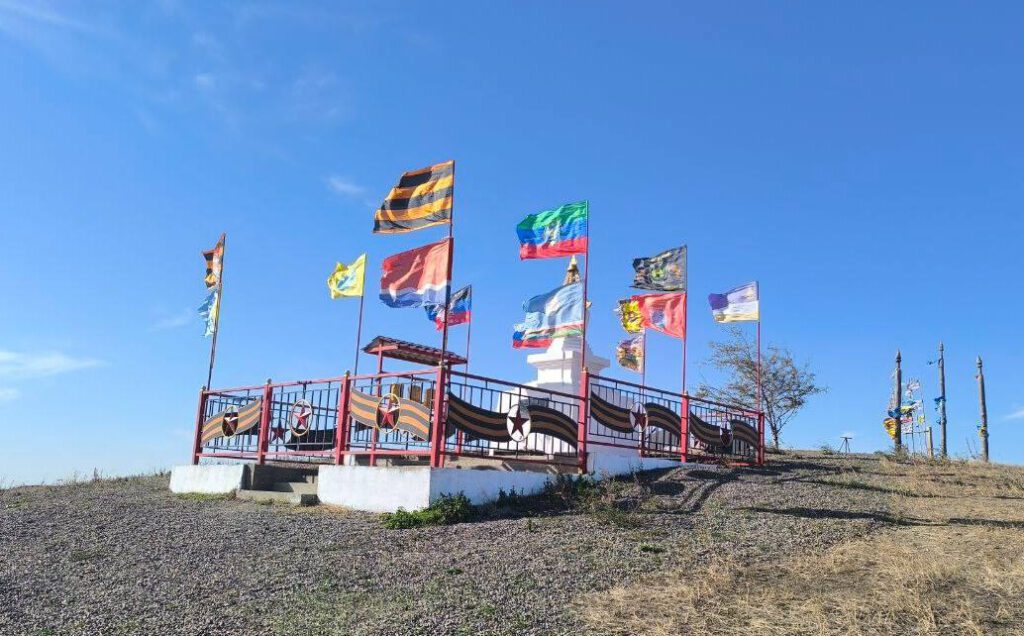 В окупованому Мангуші осквернили памʼятник бурятам, що воювали проти України