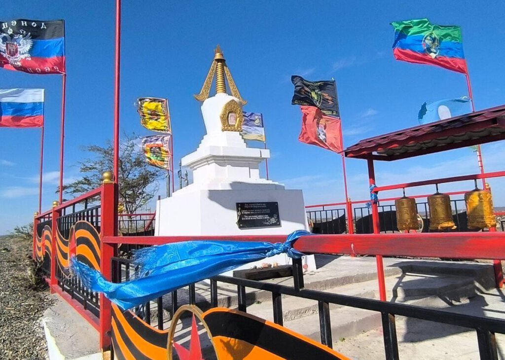 В окупованому Мангуші осквернили памʼятник бурятам, що воювали проти України