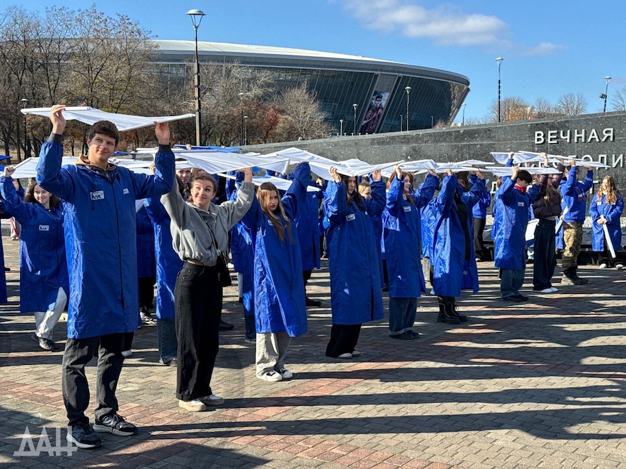 У Донецьку підлітків змусили розгорнути великий прапор РФ, щоб показати “підтримку” окупантам
