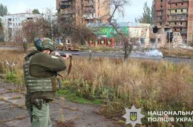 З Костянтинівки поліцейські евакуювали подружжя та показали, як виглядає місто