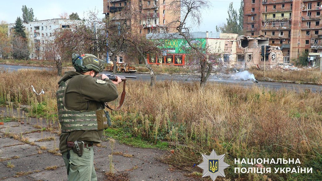 З Костянтинівки поліцейські евакуювали подружжя та показали, як виглядає місто