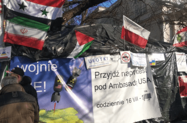 Намет із російською пропагандою, який понад рік стояв у центрі Варшави, демонтували через виявлені газові балони