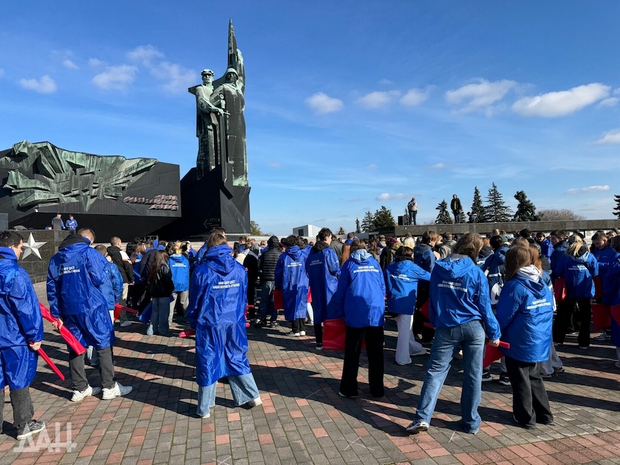 У Донецьку підлітків змусили розгорнути великий прапор РФ, щоб показати “підтримку” окупантам