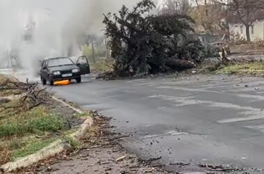Рух евакуаційного транспорту з Костянтинівки ускладнюють уламки зруйнованих будівель на дорогах