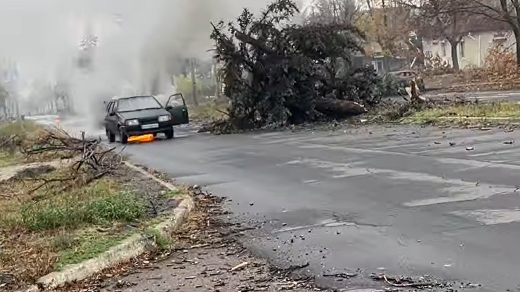 Рух евакуаційного транспорту з Костянтинівки ускладнюють уламки зруйнованих будівель на дорогах