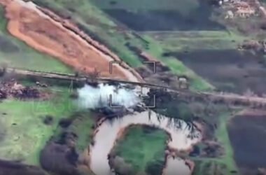 Український винищувач ударив по опорах мосту в Успенівці авіабомбою GBU-626: відео