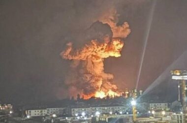 У Новоросійську вибухи та масштабна пожежа на нафтотерміналі: у мережі з’явилося відео атаки