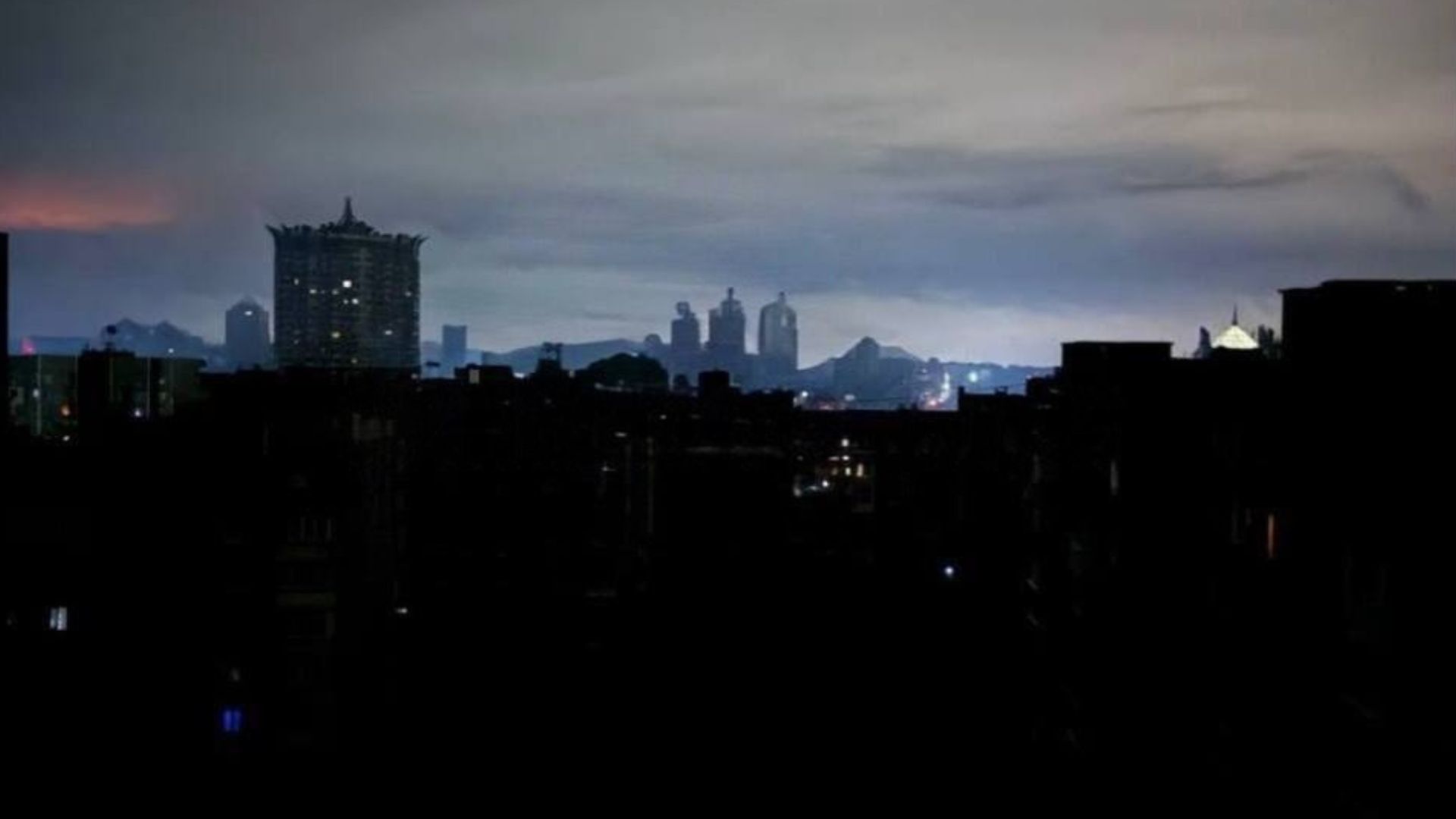 Масштабний блекаут у окупованому Донецьку: мешканці чули вибухи, фіксували роботу ППО та БпЛА