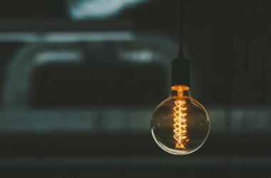 Сильне ураження Старобешівської ТЕС: окуповані райони залишилися без світла, ремонт затягнеться