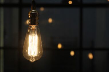 У Донецьку через удари по ТЕС введено режим надзвичайної ситуації: У Макіївку везуть генератор, люди показують знеструмлене місто