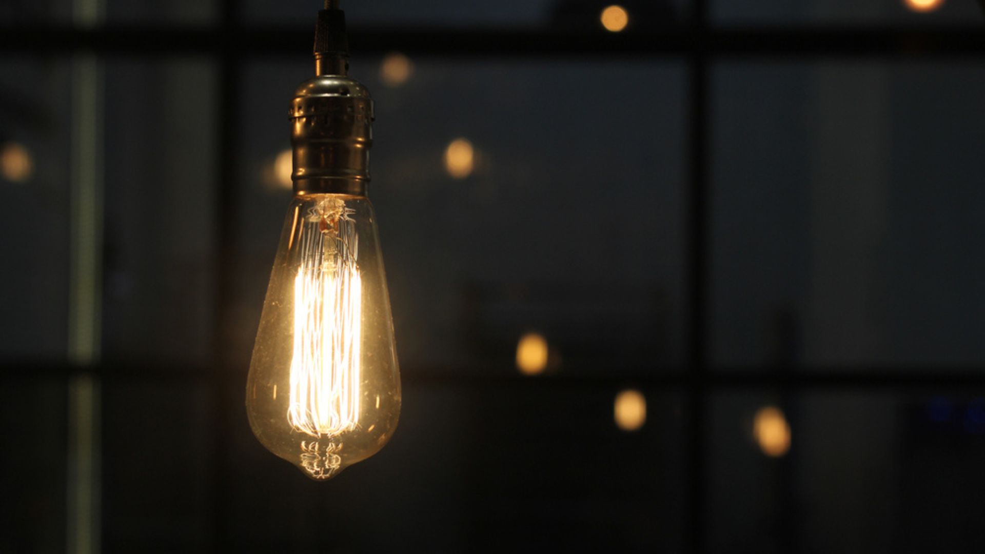 У Донецьку через удари по ТЕС введено режим надзвичайної ситуації: У Макіївку везуть генератор, люди показують знеструмлене місто