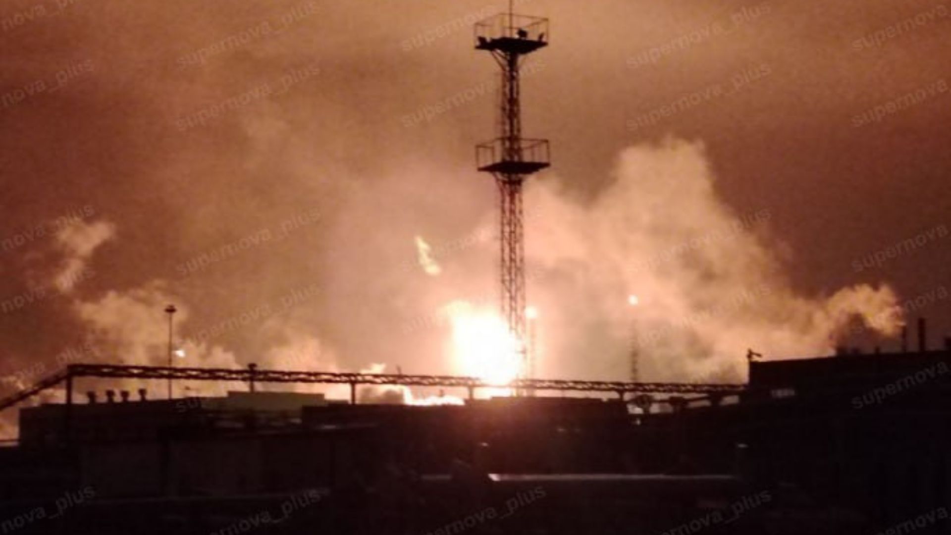 Пожежа на НПЗ &#8220;Лукойл&#8221; у Кстово після атаки дронів: у мережі з’явилося відео масштабного займання