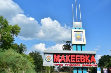 У Макіївці багатоповерхівка роками живе над затопленим нечистотами підвалом: мешканці скаржаться на бездіяльність комунальників